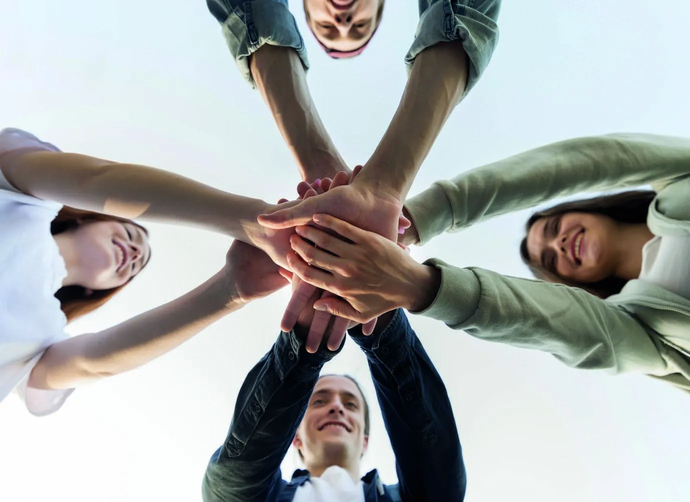 Equipo de Grupo Iruña uniendo las manos